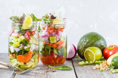 Paket servisi olan restoran sebze yeşil parlak salata kavanozlar. 