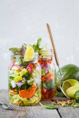 Paket servisi olan restoran sebze yeşil parlak salata kavanozlar. 