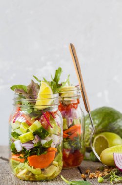 Paket servisi olan restoran sebze yeşil parlak salata kavanozlar. 