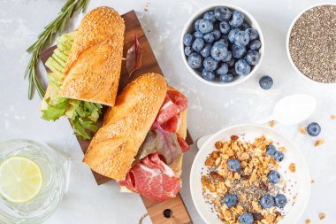 Granola ile yoğurt, et ve avokado ve mini sandviç 