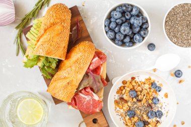 Granola ile yoğurt, et ve avokado ve mini sandviç 