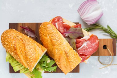 avokado ve et sandviç 