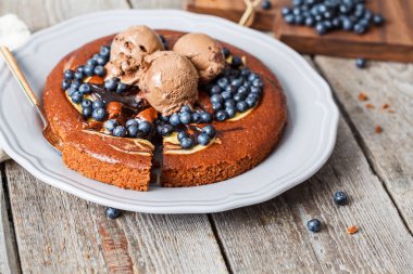 Yaban mersini ile Çikolatalı pasta (bisküvi)
