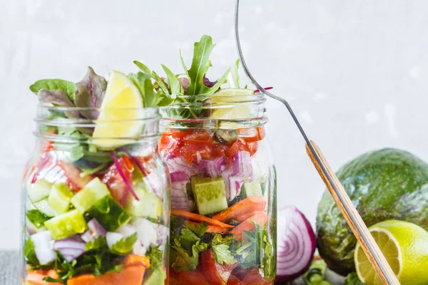 Paket servisi olan restoran sebze yeşil parlak salata kavanozlar. 