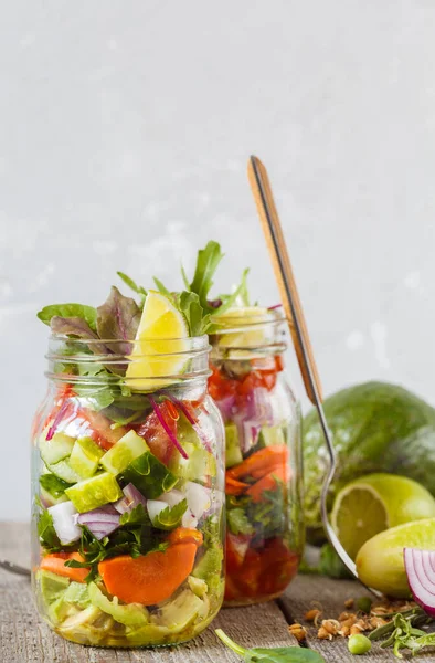 Paket servisi olan restoran sebze yeşil parlak salata kavanozlar. 