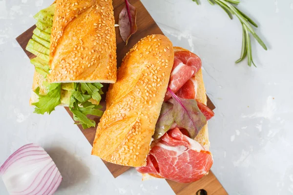 Sandwiches met avocado en vlees — Stockfoto