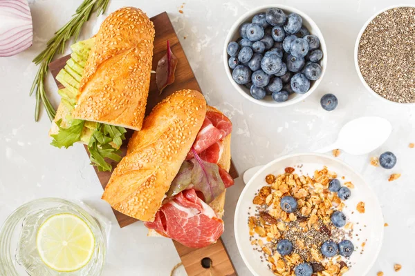 Granola ile yoğurt, et ve avokado ve mini sandviç 