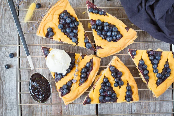 Adet ev yapımı kek, krepteki vanilyalı dondurma ile açın.