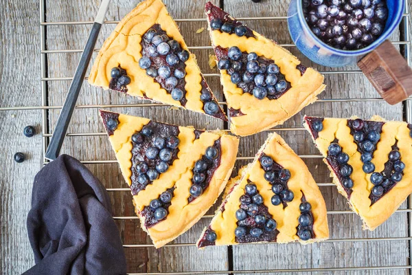 Ev yapımı açık böğürtlenli turta parçaları