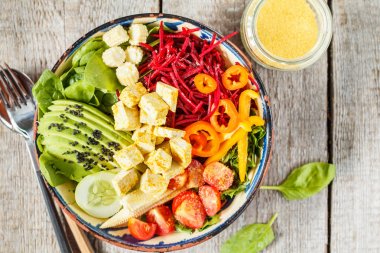 Tofu ve beslenme ile parlak sebze Buda kase Maya