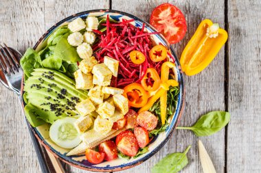 Parlak sebze Buda kase soya peyniri ile.