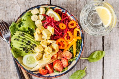 Parlak sebze Buda kase soya peyniri ile.