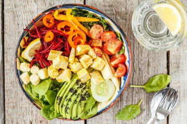 Parlak sebze Buda kase soya peyniri ile.