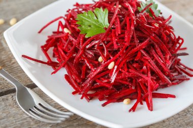 yağı ve fındık ile sağlıklı pancar salatası.