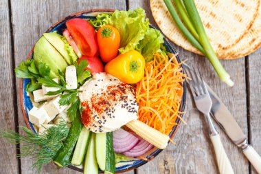 Humus ekmeği sebze ve tofu ile