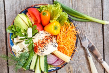 Humus ekmeği sebze ve tofu ile