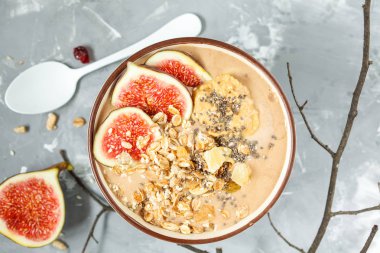 incir, fıstık ezmesi ve müsli ile güler yüzlü kase.