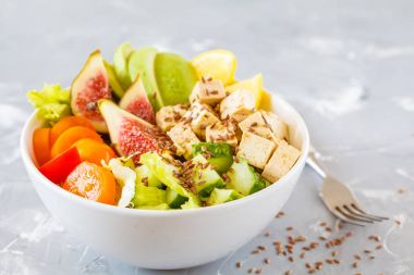 Buda kase soya peyniri, incir, avokado ve diğer sebze, tahin