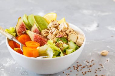 Buda kase soya peyniri, incir, avokado ve diğer sebze, tahin