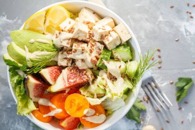 vegan yemek, tofu meyve sebze salatası