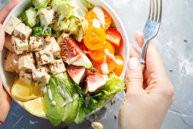 vegan yemek, tofu meyve sebze salatası