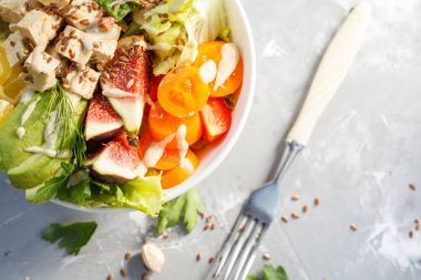 vegan yemek, tofu meyve sebze salatası