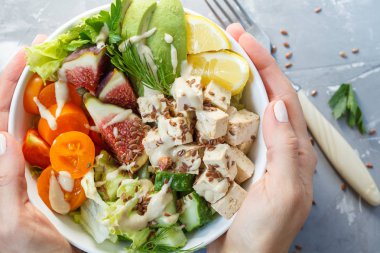 vegan yemek, tofu meyve sebze salatası