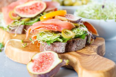 Balık, çavdar ekmeği ve incir ile sandviç