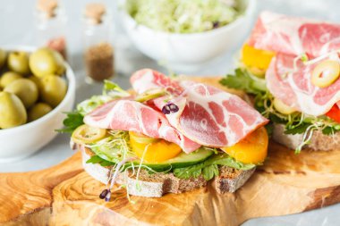 sandviç salam, zeytin, siyah ekmek ve sebze ile