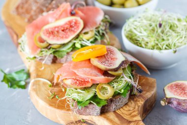 Balık, çavdar ekmeği ve incir ile sandviç