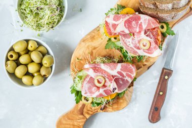 sandviç salam, zeytin, siyah ekmek ve sebze ile