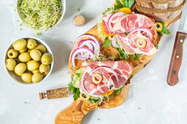 sandviç salam, zeytin, siyah ekmek ve sebze ile