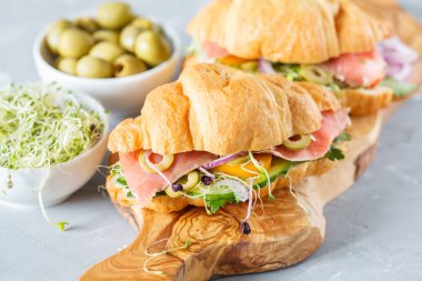 Balık, zeytin ve sebze ile kruvasan sandviç