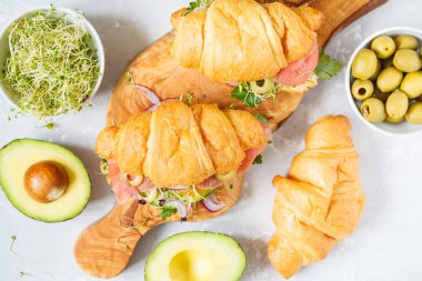 Balık, zeytin ve sebze ile kruvasan sandviç