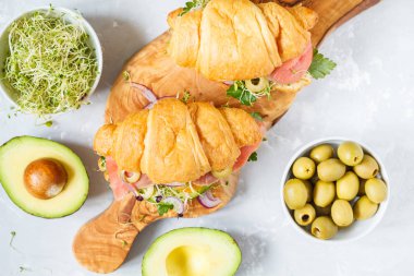 Balık, zeytin ve sebze ile kruvasan sandviç