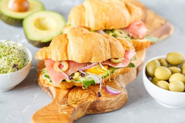 Balık, zeytin ve sebze ile kruvasan sandviç