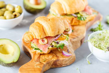 Balık, zeytin ve sebze ile kruvasan sandviç