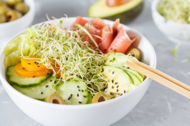 pirinç, avokado ve Brüksel lahanası ile Somon poke.