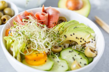 pirinç, avokado ve Brüksel lahanası ile Somon poke.