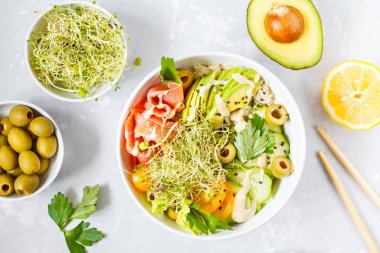 pirinç, avokado ve Brüksel lahanası ile Somon poke.