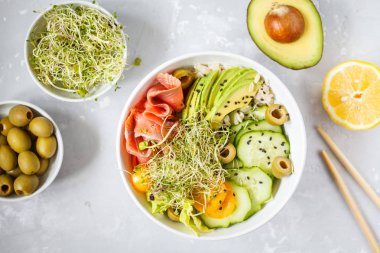 pirinç, avokado ve Brüksel lahanası ile Somon poke.