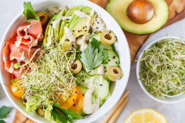 pirinç, avokado ve Brüksel lahanası ile Somon poke.