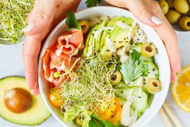 pirinç, avokado ve Brüksel lahanası ile Somon poke.