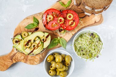 avokado, domates ve Brüksel lahanası ile vejetaryen sandviç.