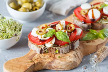 Mozzarella peyniri, domates ve zeytin ile sandviç