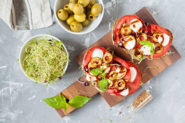 Mozzarella peyniri, domates ve zeytin ile sandviç