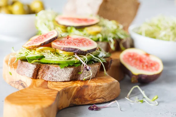 Sağlıklı renk vejetaryen sandviç.