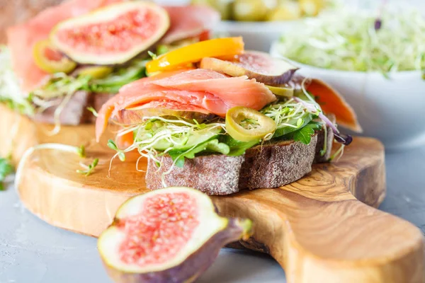 Balık, çavdar ekmeği ve incir ile sandviç