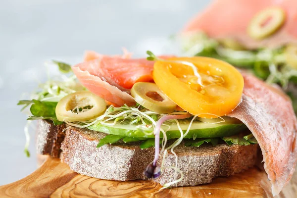 Balık, çavdar ekmeği ve incir ile sandviç