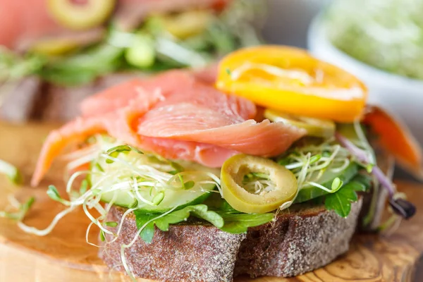 Balık, çavdar ekmeği ve incir ile sandviç